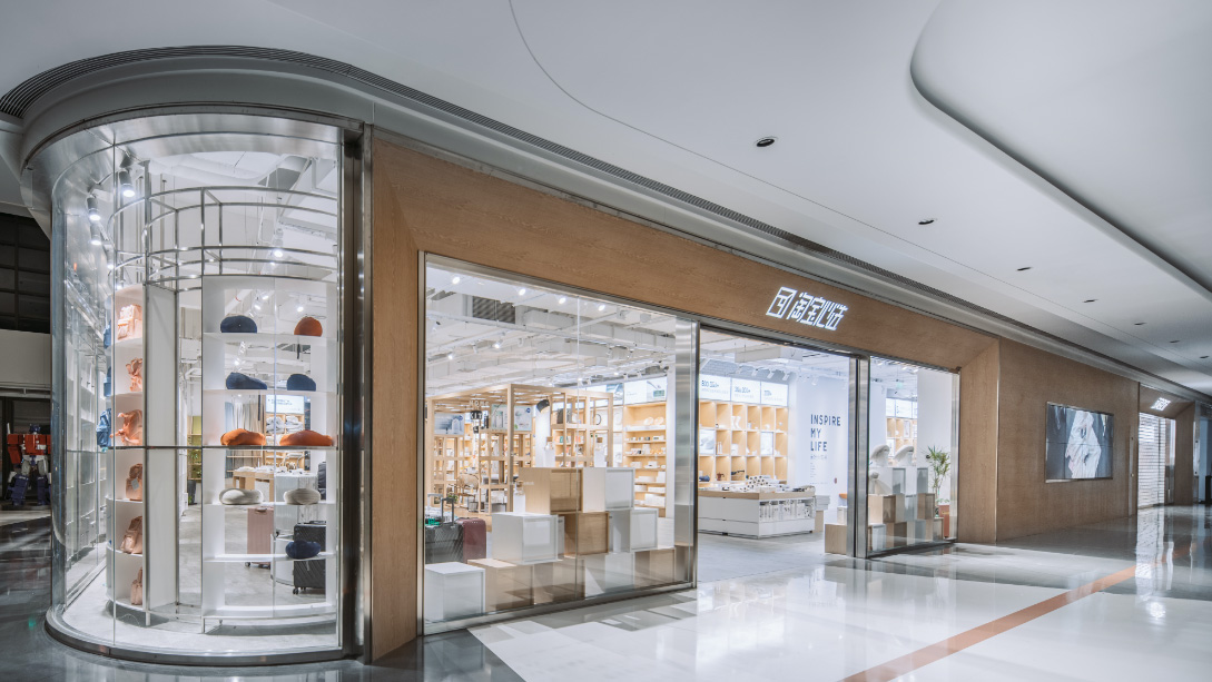 A store front with glass doors.